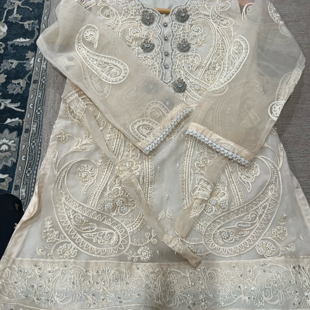 Like new girl 6  to 7 party dresses  Pakistani boutique